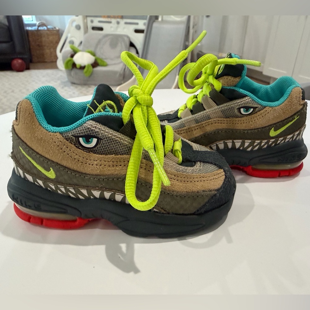 Nike Air Max 95 “Shark” Toddler Sneakers - size 5